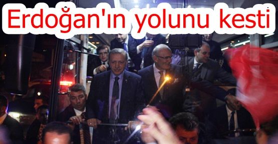 Vatandaşlar Başbakan Erdoğan'ın yolunu kesti