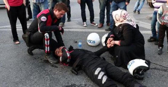 Yaralı polisin elini bırakmadı