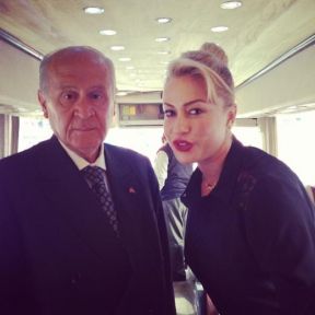  Yeliz Yeşilmen Bahçeli ile selfie çektirdi