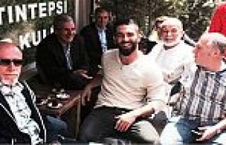 Arda Turan kıyafetlerini Bayrampaşa'ya dağıttı