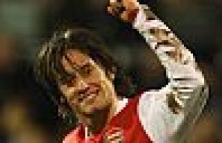 Arsenal Rosicky'le devam ediyor