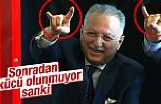 Ekmeleddin İhsanoğlu bozkurt işareti yapamadı