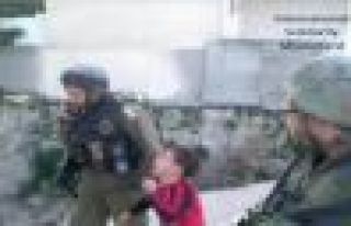 İsrail askerleri 6 yaşındaki çocuğu böyle gözaltına...