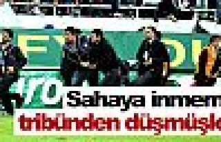 Sahaya inmemiş, tribünden düşmüşler