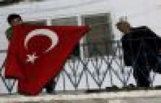 Türkiye'nin konuştuğu uzman çavuş bayrağı öptü