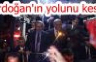 Vatandaşlar Başbakan Erdoğan'ın yolunu kesti